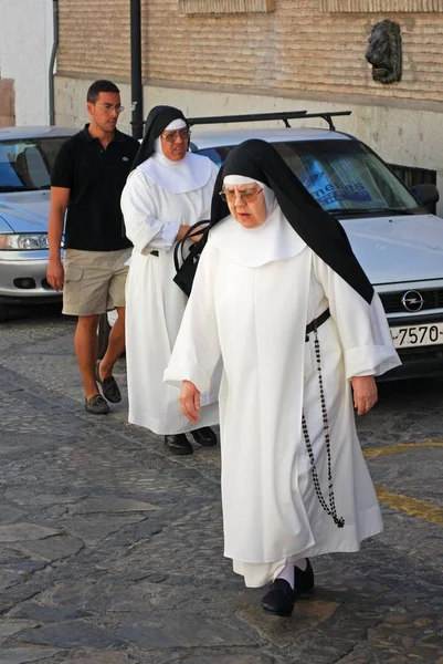 Freiras saindo do Convento de Santa Catalina, Antequera, Espanha . — Fotografia de Stock