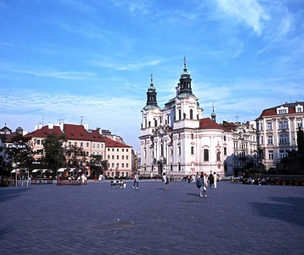 Vista de la Plaza Vieja hacia la Iglesia de San Nicolás, Praga, República Checa . —  Fotos de Stock