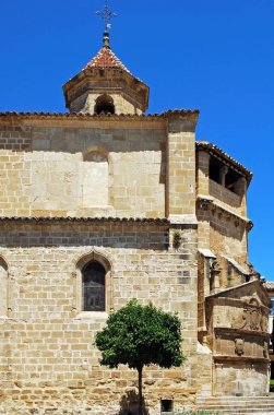 Mayıs Meydanı, Ubeda, Jaen Eyaleti, Endülüs, İspanya, Batı Avrupa 'daki St. Pauls Kilisesi manzarası.