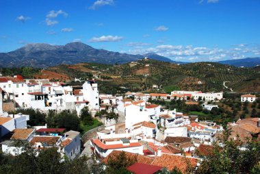 Dağlar, Guaro, Malaga Eyaleti, Endülüs, İspanya, Batı Avrupa doğru şehir rooftops üzerinde göster.