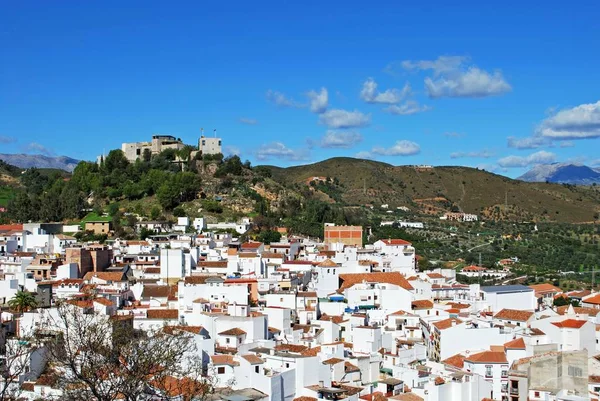 Vista Geral Cidade Com Castelo Topo Colina Monda Província Málaga — Fotografia de Stock