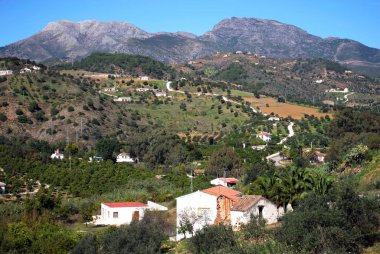 Tolox, Malaga Eyaleti, Endülüs, İspanya, Batı Avrupa yakınlarındaki kır evleri (Fincas) ve çevre manzaralar.