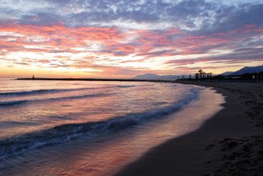 Gün batımında deniz kıyısı ve dalgakıran, Puerto Cabopino, Marbella, Costa del Sol, Malaga Eyaleti, Endülüs, İspanya, Avrupa.