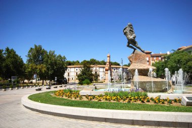 ANTEQUERA, İSPAIN - 08 AĞUSTOS 2008 - Plaza Castilla 'daki Çeşme arkada, Antequera, İspanya - 08 Ağustos 2008