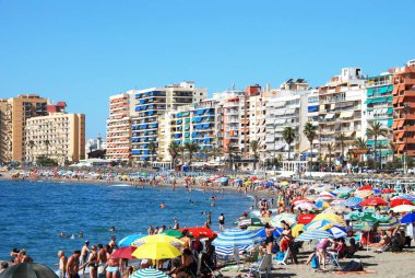 FUENGIROLA, SPAIN - 12 Ağustos 2008 - Tatilciler arkada Fuengirola, İspanya - 12 Ağustos 2008