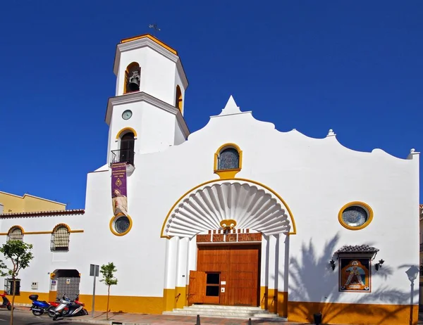 Fuengirola Hiszpania Sierpień 2008 Widok Przodu Kościoła Parafialnego Matki Bożej — Zdjęcie stockowe