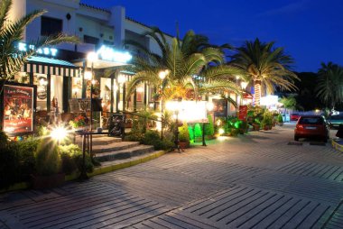MARBELLA, İspanya - 7 Kasım 2008 - Puerto Cabopino, Marbella, İspanya 'daki iç limana bakan aydınlatılmış restoranlar