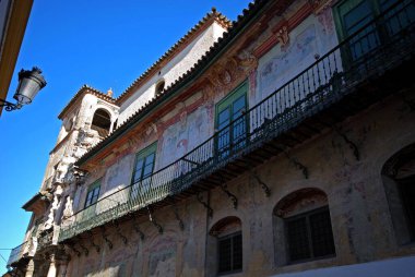 En uzun olan İspanya (Palacio de Penaflor), Écija, Seville Eyaleti, Endülüs, İspanya, Batı Avrupa Penaflor Sarayı balkon.