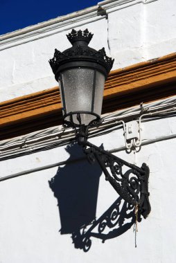 Ecija, Seville Eyaleti, Endülüs, İspanya ve Avrupa 'daki bir kasaba binasına süslemeli lamba yerleştirilmiş..
