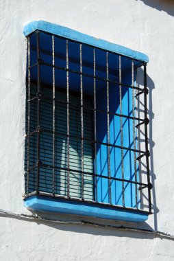 İşlenmiş demir ızgaralı mavi bir pencere, Ecija, Seville Eyaleti, Endülüs, İspanya, Avrupa.
