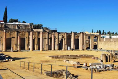 Santiponce, Italica, Seville, Seville Eyaleti, Endülüs, İspanya ve Batı Avrupa 'daki Roma tiyatro harabelerinin manzarası.
