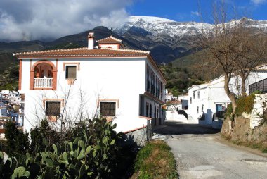 Arkasında karlı dağlar olan kasabalar, Sedella, Costa del Sol, Malaga Eyaleti, Endülüs, İspanya.
