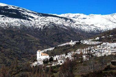 Sierra Nevada Dağları, Las Alpujarras, Granada Eyaleti, Endülüs, İspanya ve Avrupa 'nın karlı zemininde görülen Bubion ve Capileira kasabalarının manzarası.