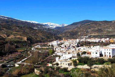 Sierra Nevada 'nın karlı dağları ile kaplı beyaz Cadiar köyünün arka tarafı, Las Alpujarras, Granada Eyaleti, İspanya, Batı Avrupa.