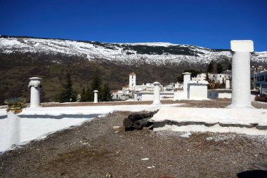Kar doğru Köyü çatıları üzerinden görünüm Sierra Nevada Dağları, Capileira, Las Alpujarras, Granada ili, Endülüs, İspanya, Batı Avrupa Turu.