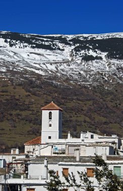 Sierra Nevada dağlarına doğru uzanan köyün çatılarına bakın Capileira, Las Alpujarras, Granada Eyaleti, Endülüs, İspanya, Batı Avrupa.