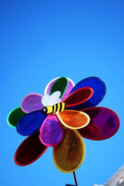 Renkli çocuklar yel değirmenine karşı mavi gökyüzü, Capileira, Las Alpujarras, Granada Eyaleti, Endülüs, İspanya.