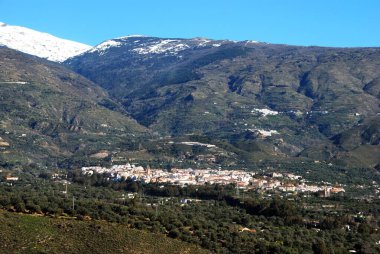 Lecrin Vadisi 'ndeki şehir ve kırsal manzarada Sierra Nevada dağları, Orgiva, Lecrin Vadisi, Las Alpujarras, Granada Eyaleti, Endülüs, İspanya, Avrupa.