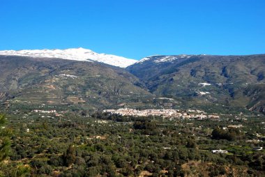 Şehir ve kırsal kesimde Lecrin Vale görünümünü doğru kar manzaralı Sierra Nevada Dağları, Orgiva, Lecrin Vale, Las Alpujarras, Granada ili, Endülüs, İspanya, Batı Avrupa Turu.