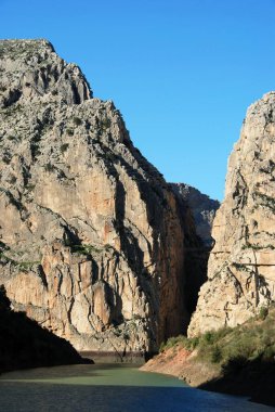 Chorro Gorge ve göl manzarası, El Chorro, Malaga Eyaleti; Endülüs, İspanya, Avrupa
