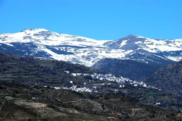 Άποψη Της Πόλης Και Της Υπαίθρου Χιονισμένα Βουνά Προς Πίσω — Φωτογραφία Αρχείου