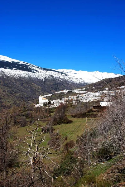 Vista Geral Cidade Com Capileira Montanhas Cobertas Neve Para Trás — Fotografia de Stock