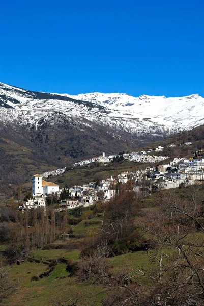 Sierra Nevada Dağları, Las Alpujarras, Granada Eyaleti, Endülüs, İspanya ve Avrupa 'nın karlı zemininde görülen Bubion ve Capileira kasabalarının manzarası.