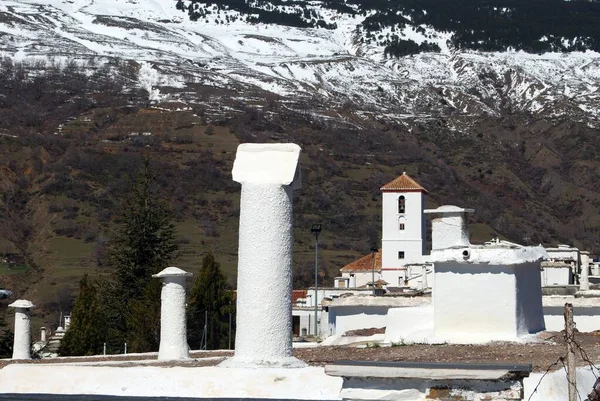Vista Sobre Telhados Cidade Direção Igreja Montanhas Cobertas Neve Serra — Fotografia de Stock