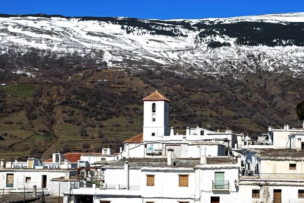 ヘッド教会と雪の聖母に向かって町の屋根の上に表示されますシエラネバダ山脈の山をキャップ Capileira ラスAlpujarras グラナダ県 アンダルシア スペイン 西ヨーロッパ — ストック写真