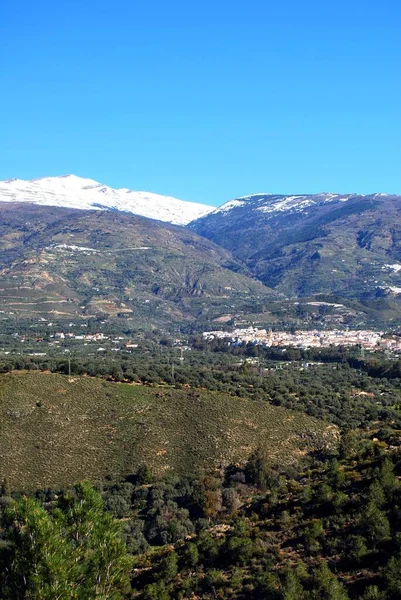 Pohled Město Krajinu Údolí Lecrin Výhledem Zasněžené Pohoří Sierra Nevada — Stock fotografie