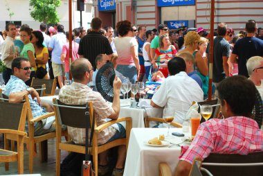 Malaga, İspanya - 18 Ağustos 2008 - Malaga Fuarı sırasında bir kaldırım kafesinde dinlenen insanlar - 18 Ağustos 2008