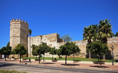 JEREZ DE LA FRONTERA, İspanya - 20 Ağustos 2008 - Kale duvarı ve tareti manzarası, Jerez de la Frontera, İspanya - 20 Ağustos 2008