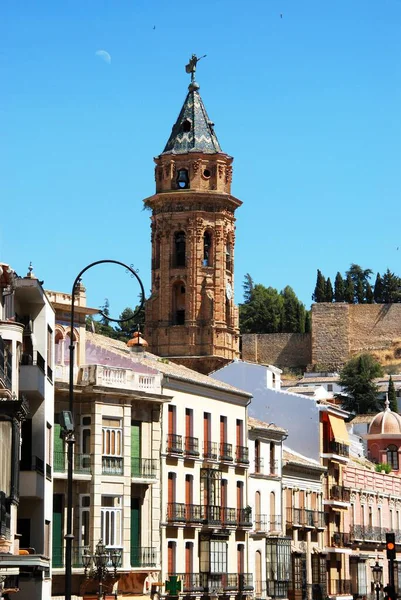 2008年8月8日スペイン アンテケラ セバスティアン教会の塔とサンセバスチャン教会の塔を背にして フェルナンド通りに沿って見る アンテケラ スペイン 2008年8月8日 — ストック写真