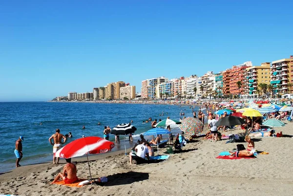 Fuengirola España Agosto 2008 Los Turistas Relajan Playa Con Hoteles — Foto de Stock