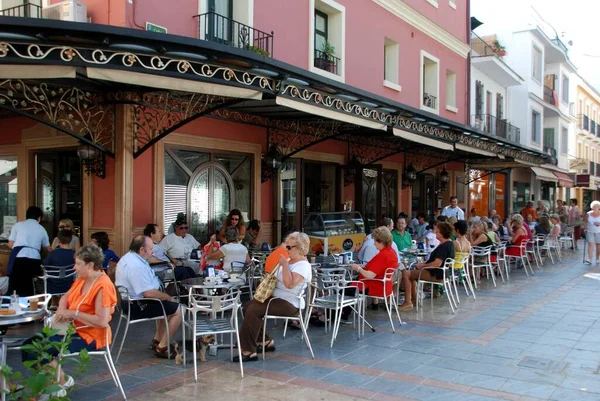 Fuengirola Espanha Agosto 2008 Turistas Relaxando Café Pavimento Centro Cidade — Fotografia de Stock