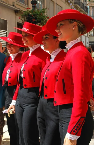 Malaga Spanien Augusti 2008 Rad Kvinnor Röda Hattar Och Rockar — Stockfoto