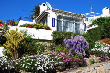 Güzel bahçeli bir villa manzarası, Urb Calypso, Sitio de Calahonda, Mijas Costa, Costa del Sol, Malaga Eyaleti, Endülüs, İspanya.