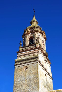 San Bartolome Kilisesi (Iglesia de San Bartolome) çan kulesi, Carmona, Seville Eyaleti, Endülüs, İspanya.