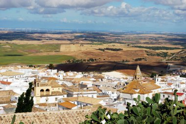 Uzakta rüzgar jeneratörleri bulunan şehir çatılarına bakın, Medina Sidonia, Medina Sidonia, Cadiz Eyaleti; Endülüs, İspanya