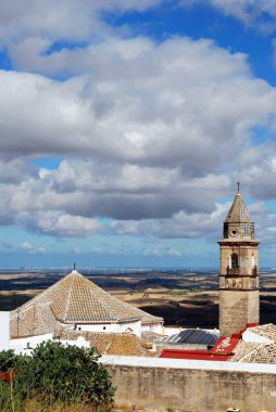 Kilise ve Kilise Çan Kulesi (Iglesia de Nuestra de la Victoria) ve çevresindeki kırsal bölge, Medina Sidonia, Cadiz Eyaleti, Endülüs, İspanya, Avrupa.