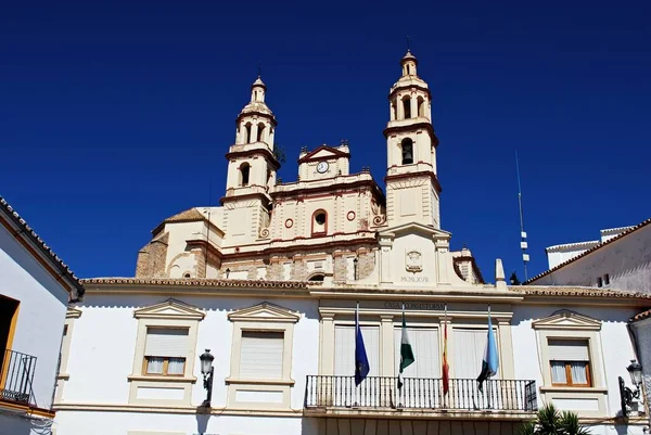 位于西班牙安达卢西亚加的斯省奥尔韦拉市的市政厅与英康乃馨夫人教区教堂的景观 — 图库照片