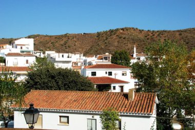 Tipik bir Endülüs Pueblo Blanco (beyazlatılmış köy), Benagalbon, Costa del Sol, Malaga Eyaleti, Endülüs, İspanya.