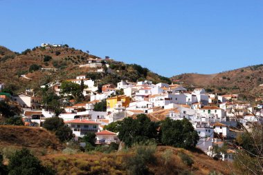 Beyazlatılmış köy ve surroiunding kırsal, Cazij, Costa del Sol, Malaga Eyaleti, Endülüs, İspanya.