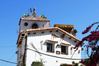 Beyaz köydeki olağandışı köy evi (pueblo blanco), Macharaviaya, Costa del Sol, Malaga Eyaleti, Endülüs, İspanya.