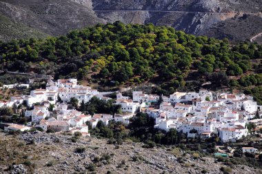 Kentin ve çevrenin manzarası, Juzcar, Serrania de Ronda, Malaga Eyaleti, Endülüs, İspanya, Batı Avrupa.