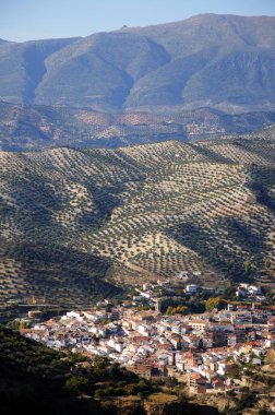 Beyaz boyalı köy (pueblo blanco) ve dağlar, Algarinejo, Granada Eyaleti, Endülüs, İspanya.