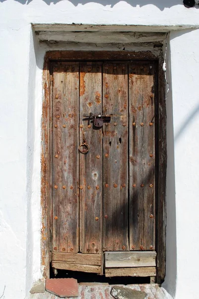 村の中心部にある素朴な木製のドア ベナケ コスタ マラガ県 アンダルシア スペイン — ストック写真