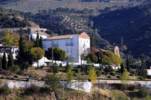 Beyazlatılmış Bir Köyün Pueblo Blanco Arkasında Dağlar Olan Manastır Manzarası — Stok fotoğraf