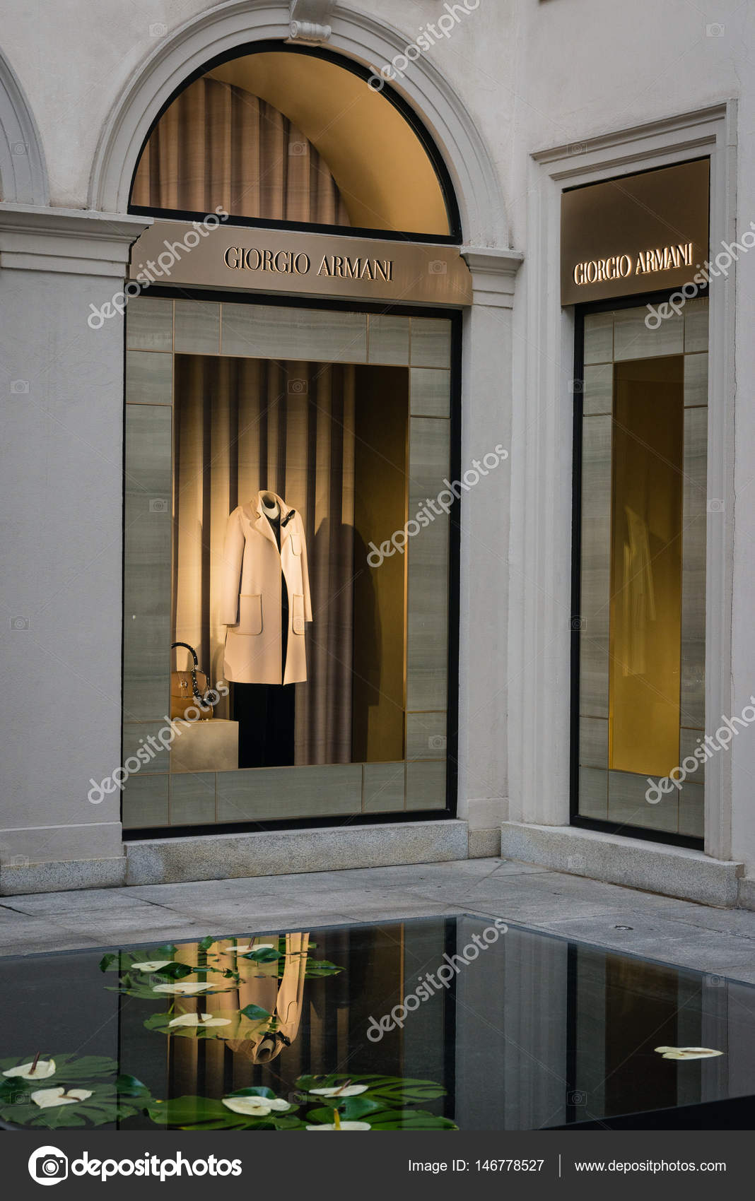 Milan, Italy - October 8, 2016: Logo of a Bottega Veneta shop in Milan -  Montenapoleone area, Italy. Few days after Milan Fashion Week. Fall Winter  2017 Collection. foto de Stock