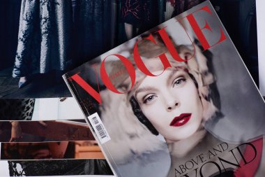 Milan, İtalya - 27 Şubat 2017: İtalyan Vogue dergileri. Vogue enönemli Moda dergilerinden biri.